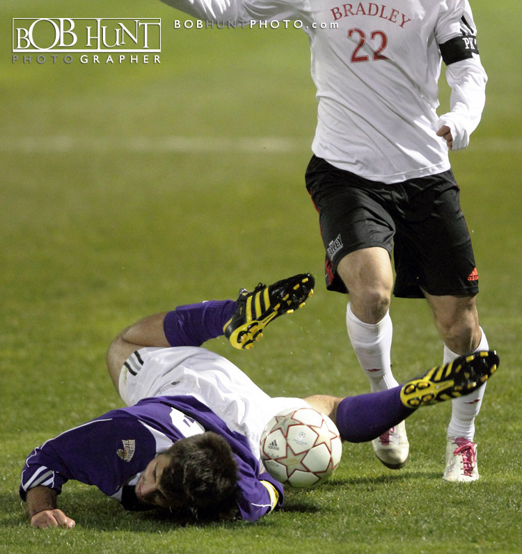 Bradley forward Christian Meza battles Leathernecks midfielder Cosimo Patano
